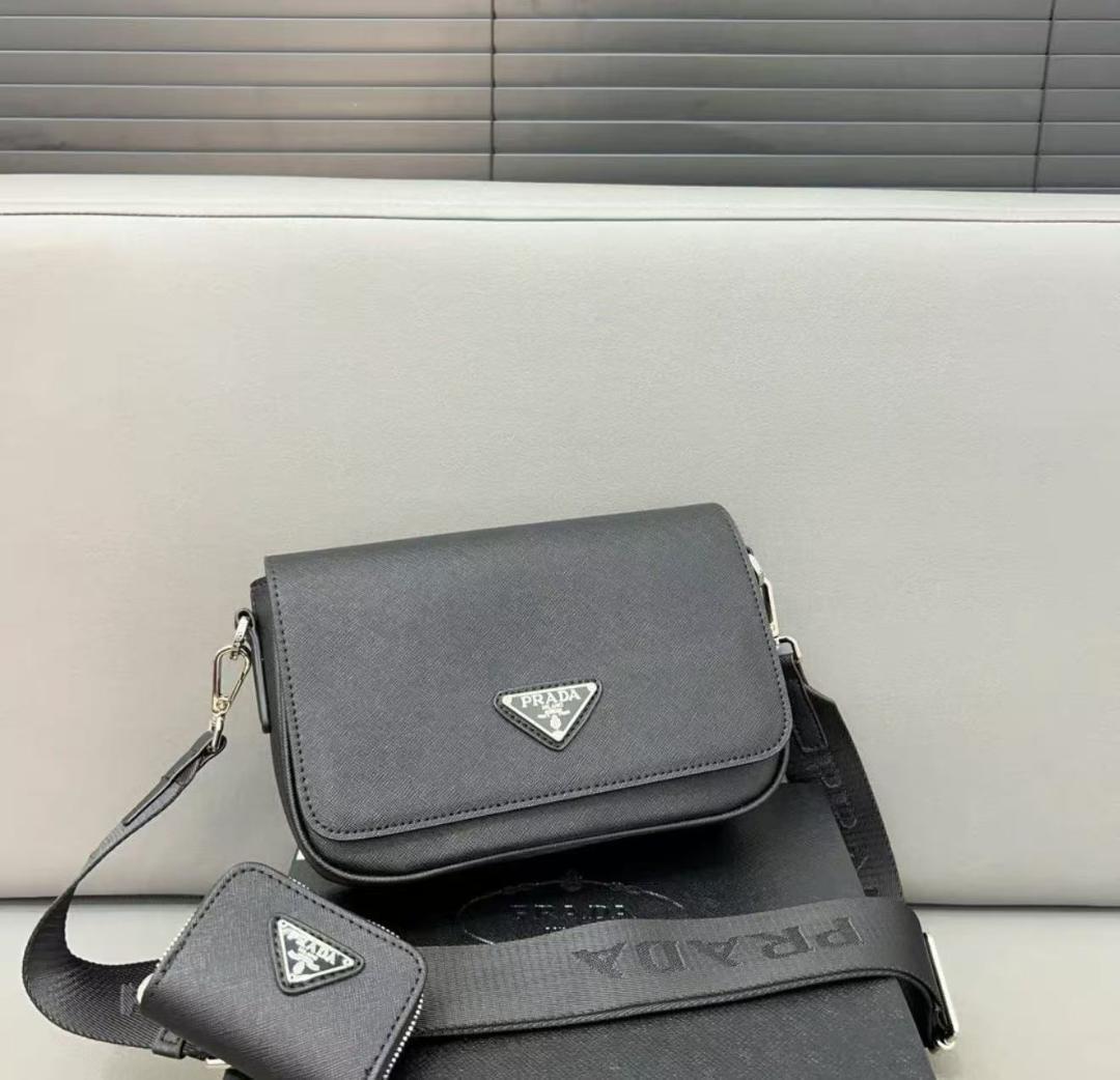 PRADA ブラック ショルダーバッグ