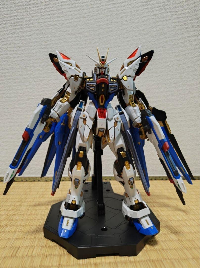 MGEXストライクフリーダムガンダム本体と光の翼エフェクト付き