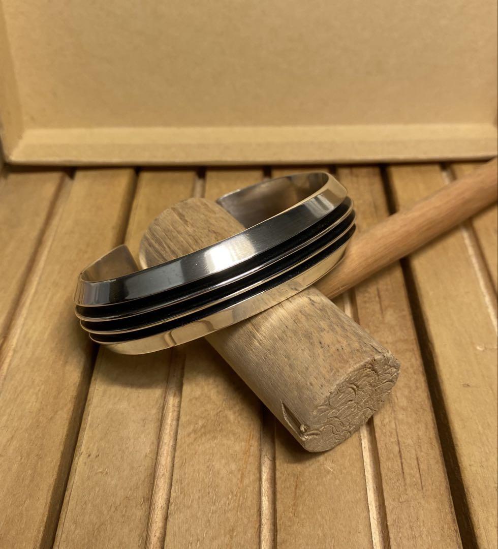 【美品】TOM HAWK 3ラインシルバーバングル ナバホ族 美品】TOM HAWK 3ラインシルバーバングル ナバホ族 - メルカリ
