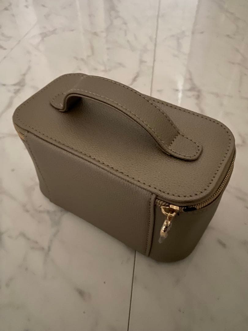 最新 エミレーツ航空ファーストクラス ブルガリBVLGARIポーチ