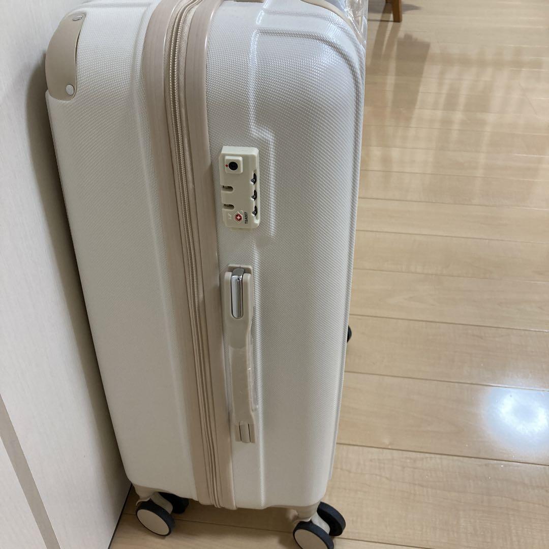 新品未使用　スーツケースMサイズ　ホワイト