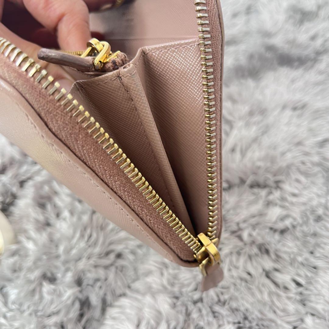 良品✨プラダ ラウンドファスナー　長財布　メタルロゴ　ピンクベージュ　レディース