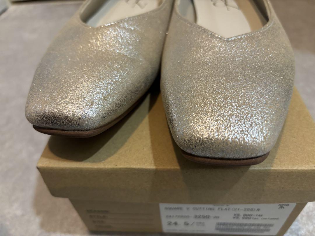 【箱付き】LE TALON スクエアVカットフラットシルバー　パンプス