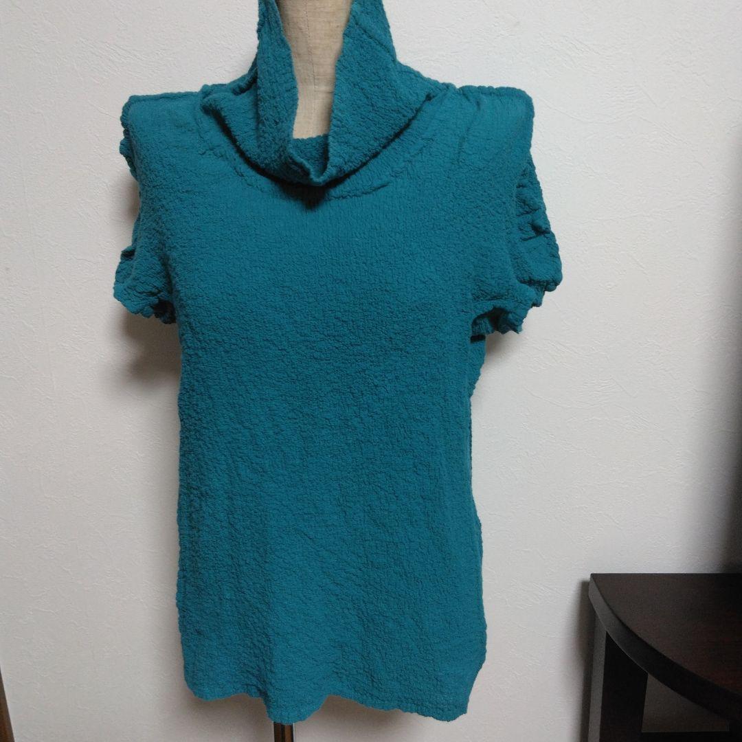 ターコイズ色ハイネックノースリーブトップス