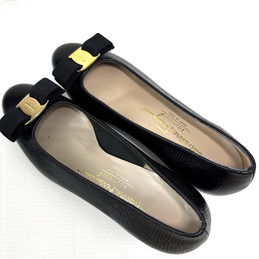 美品✨ フェラガモ ヴァラ パンプス 型押し リザード レザー 黒 22.5相当 極美品✨フェラガモ ヴァラ パンプス 型押し リザード レザー 黒