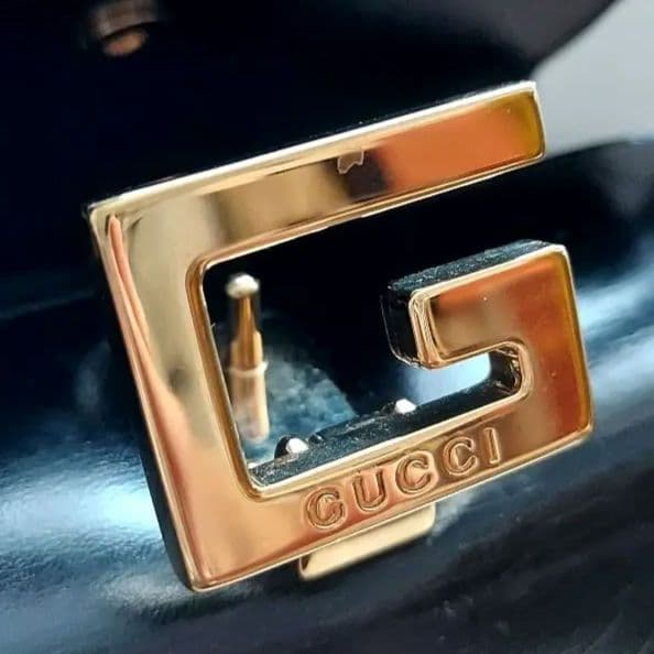 GUCCI 金ロゴ レザー ハンドバッグ