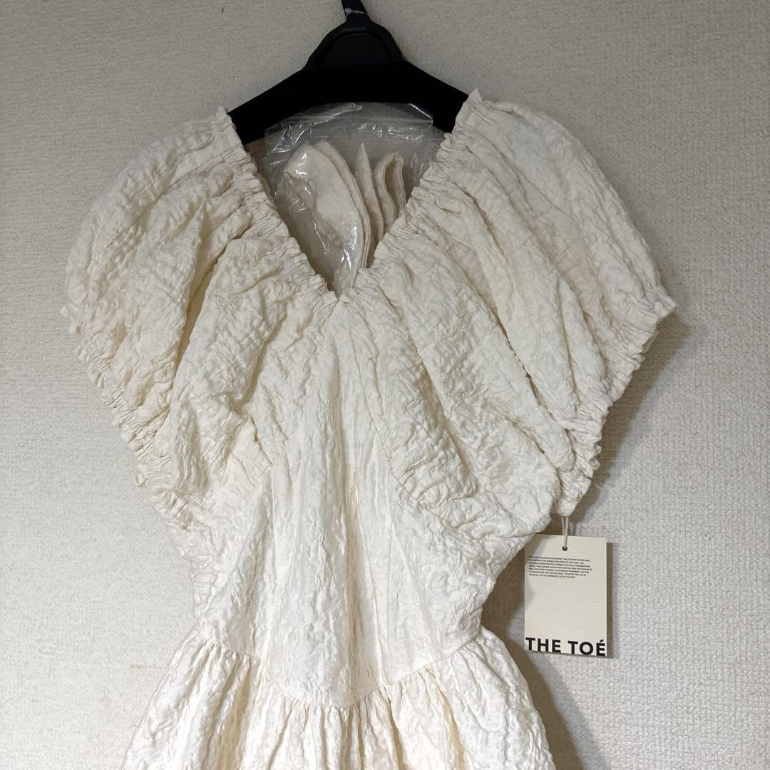 新品タグ付きTHE TOE Kolonaki Tie Neck Onepiece Kolonaki Tie Neck Onepiece – THE TOÉ