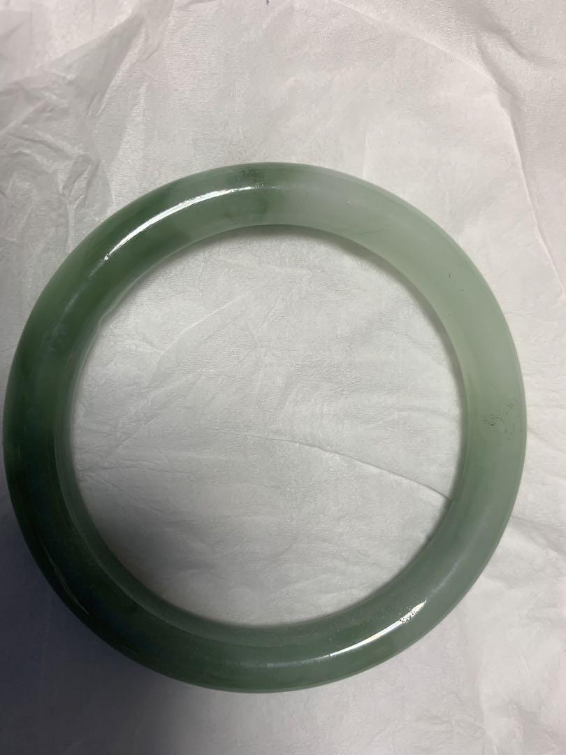 本翡翠か玉のバングル
