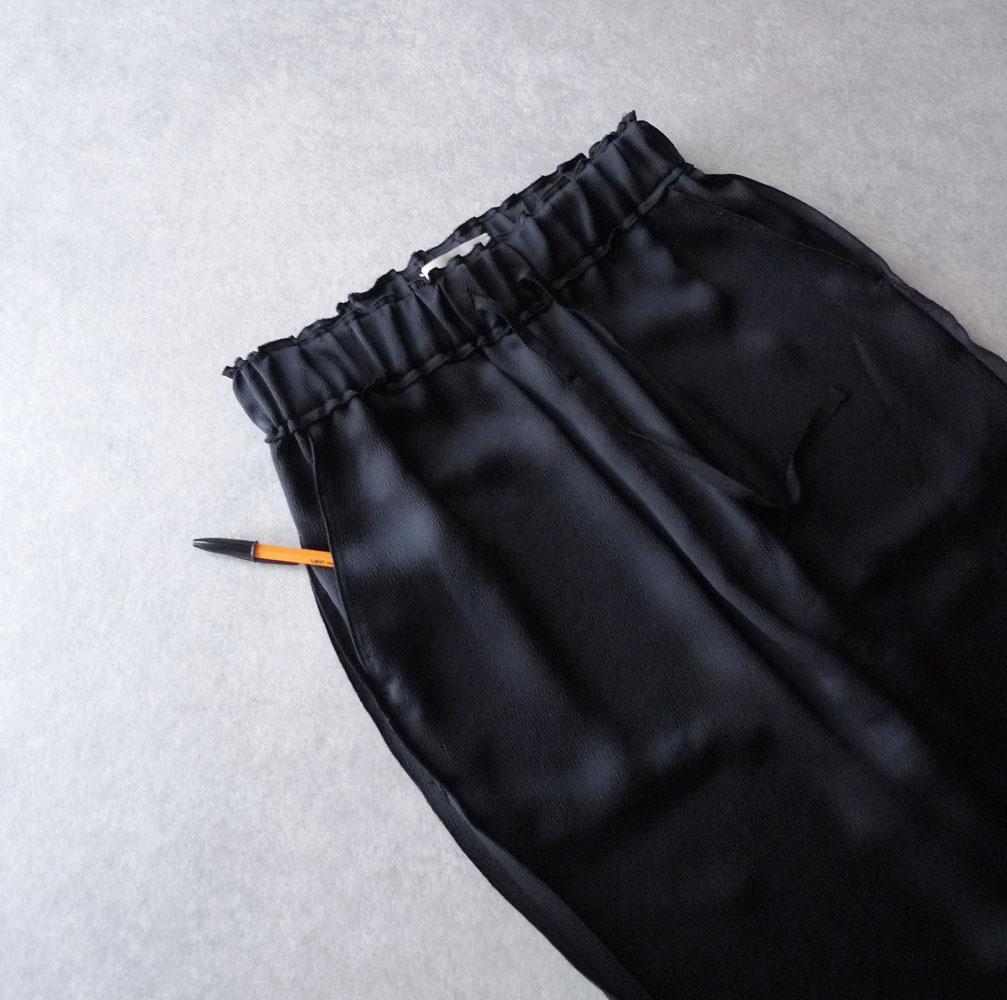 イウエンマトフ 2万円 ブラックのイージーパンツ ワイドパンツ