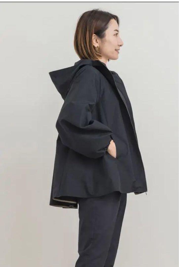 美品　yori バックギャザー撥水パーカー