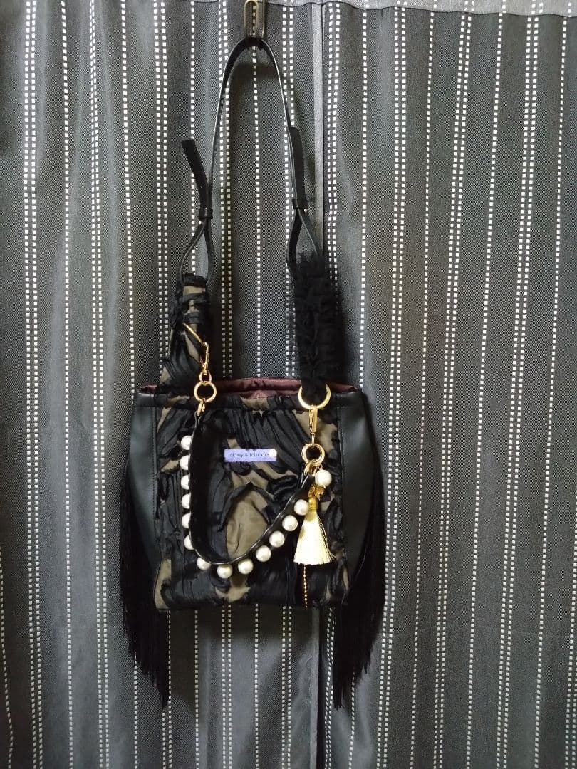 フリンジ付きブラックショルダーバッグ