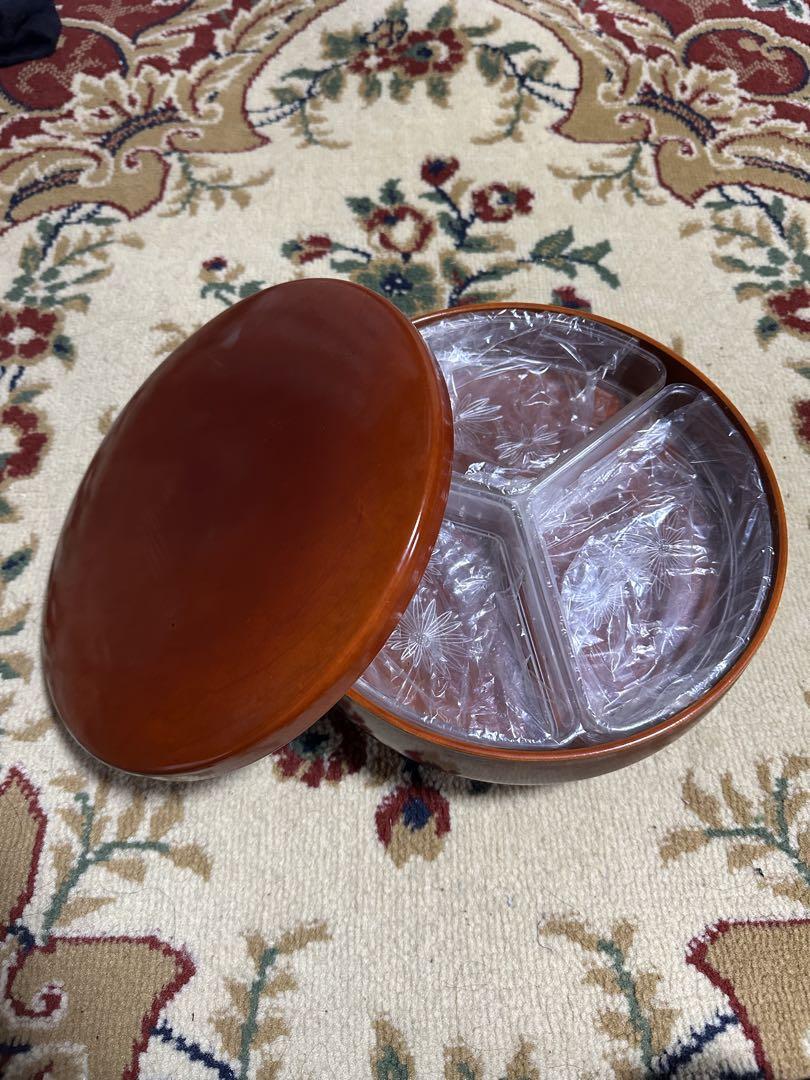 茶色の重箱 3つの仕切り付き 脚付き