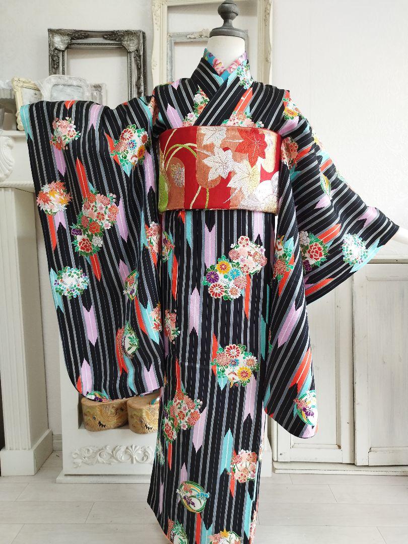 黒地に矢羽丸花模様の着物単品