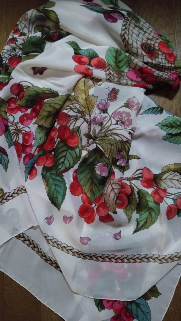 GUCCI 大判スカーフ 果物柄