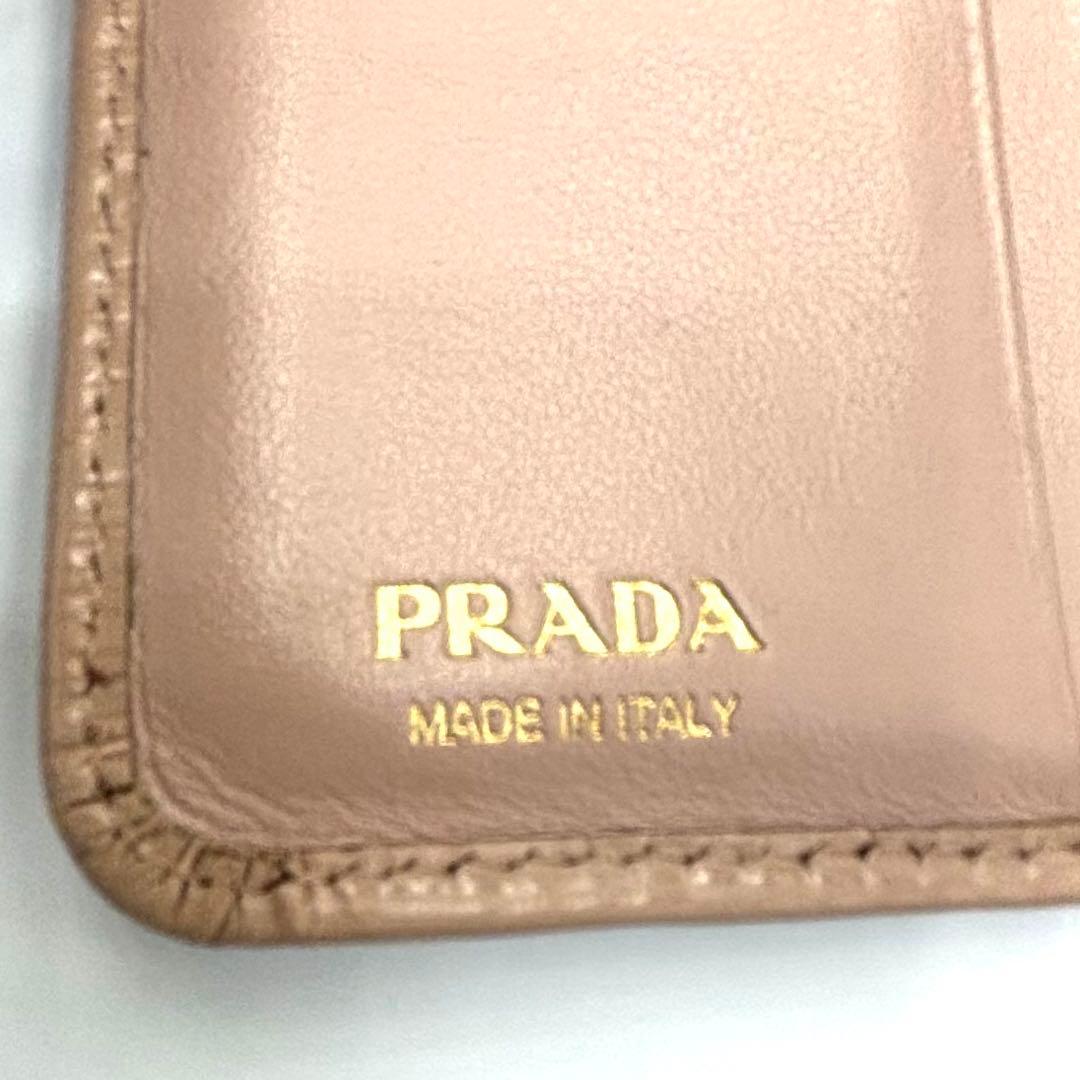 美品　PRADA 二つ折り財布 ベージュ レザー