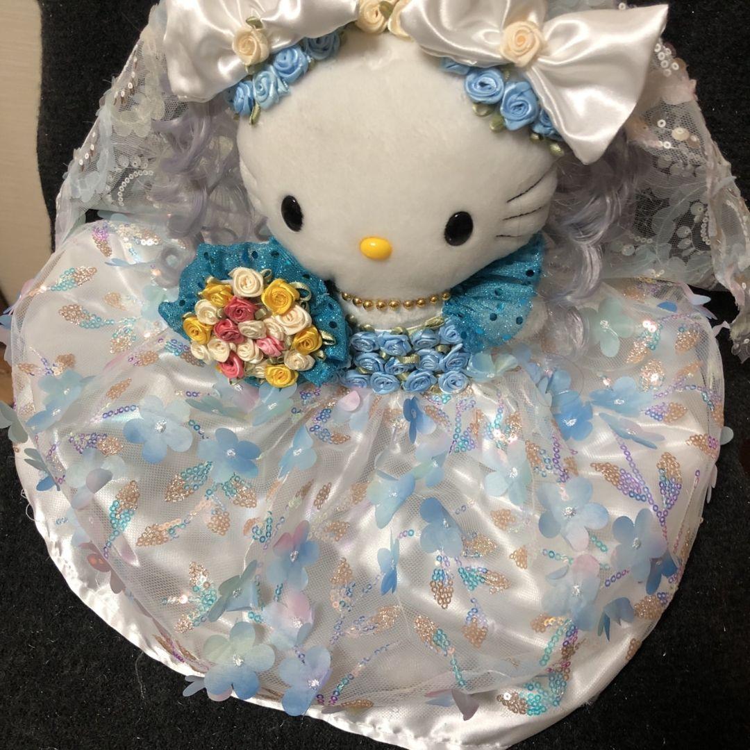 hello Kittyアンティークのウェディングドレスを着たハローキティ