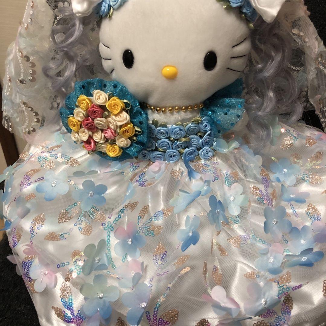 hello Kittyアンティークのウェディングドレスを着たハローキティ