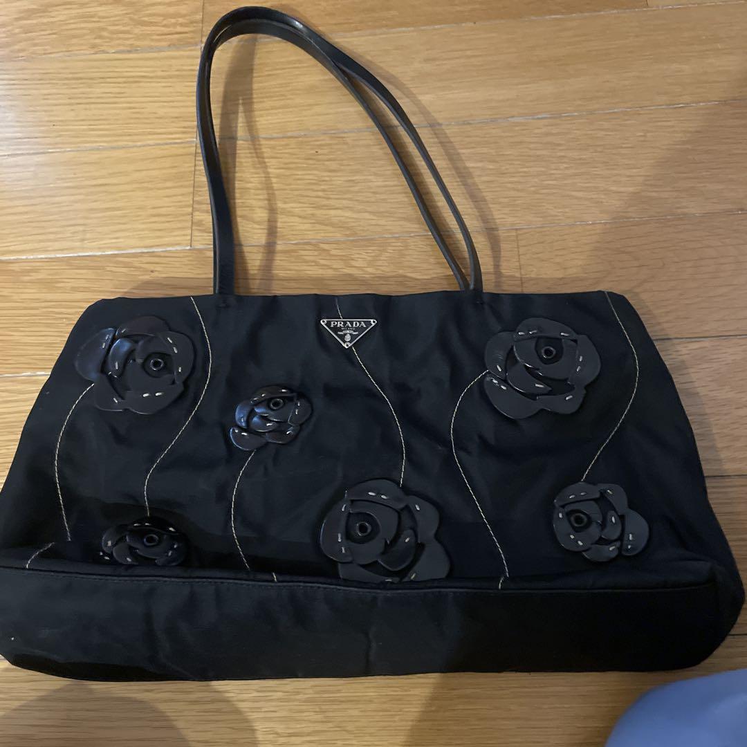PRADA ブラック ショルダーバッグ 花モチーフ