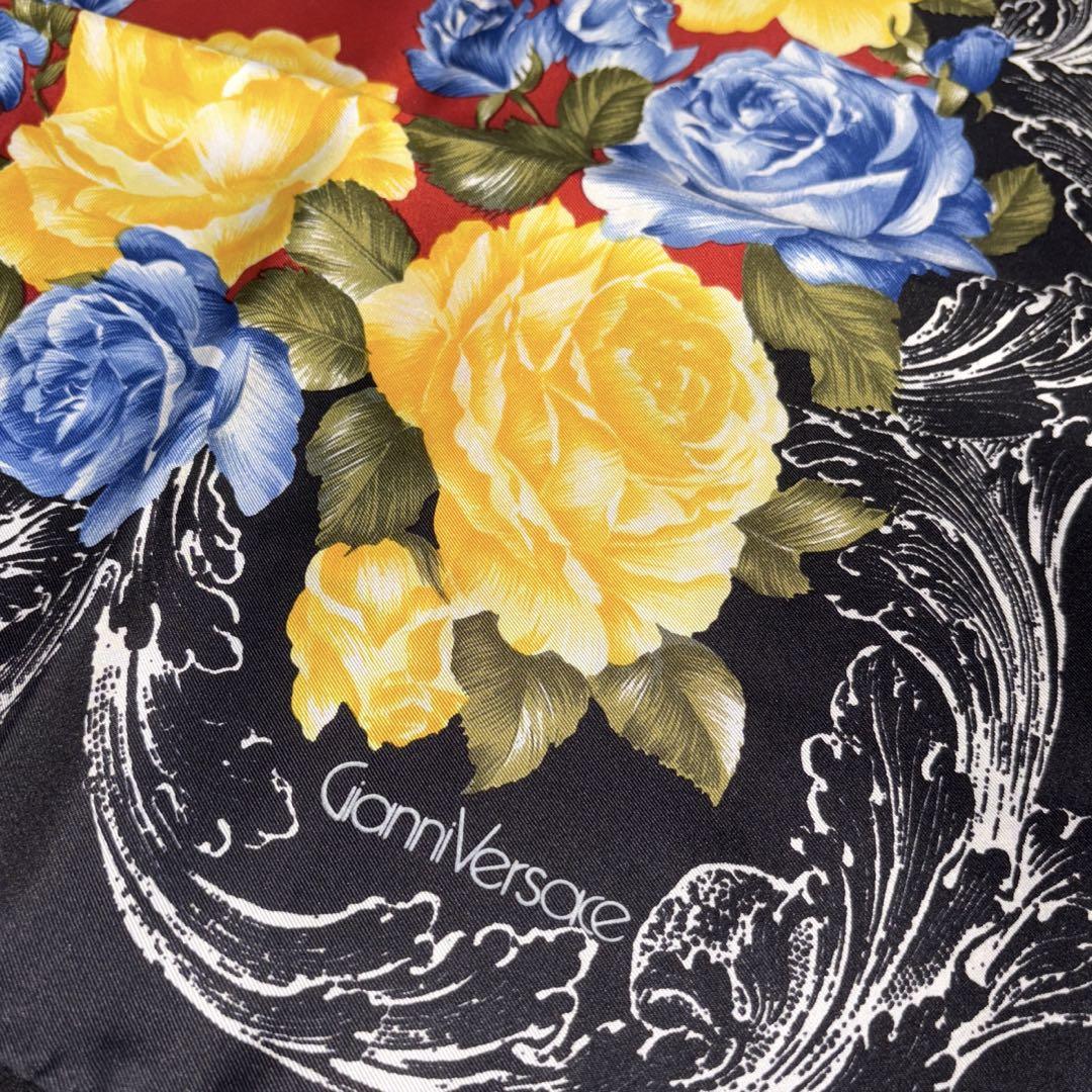 GIANNI  VERSACE   ジャンニ ヴェルサーチェ　スカーフ ジャンニヴェルサーチェ スカーフ 希少 薔薇 華やか SILK100