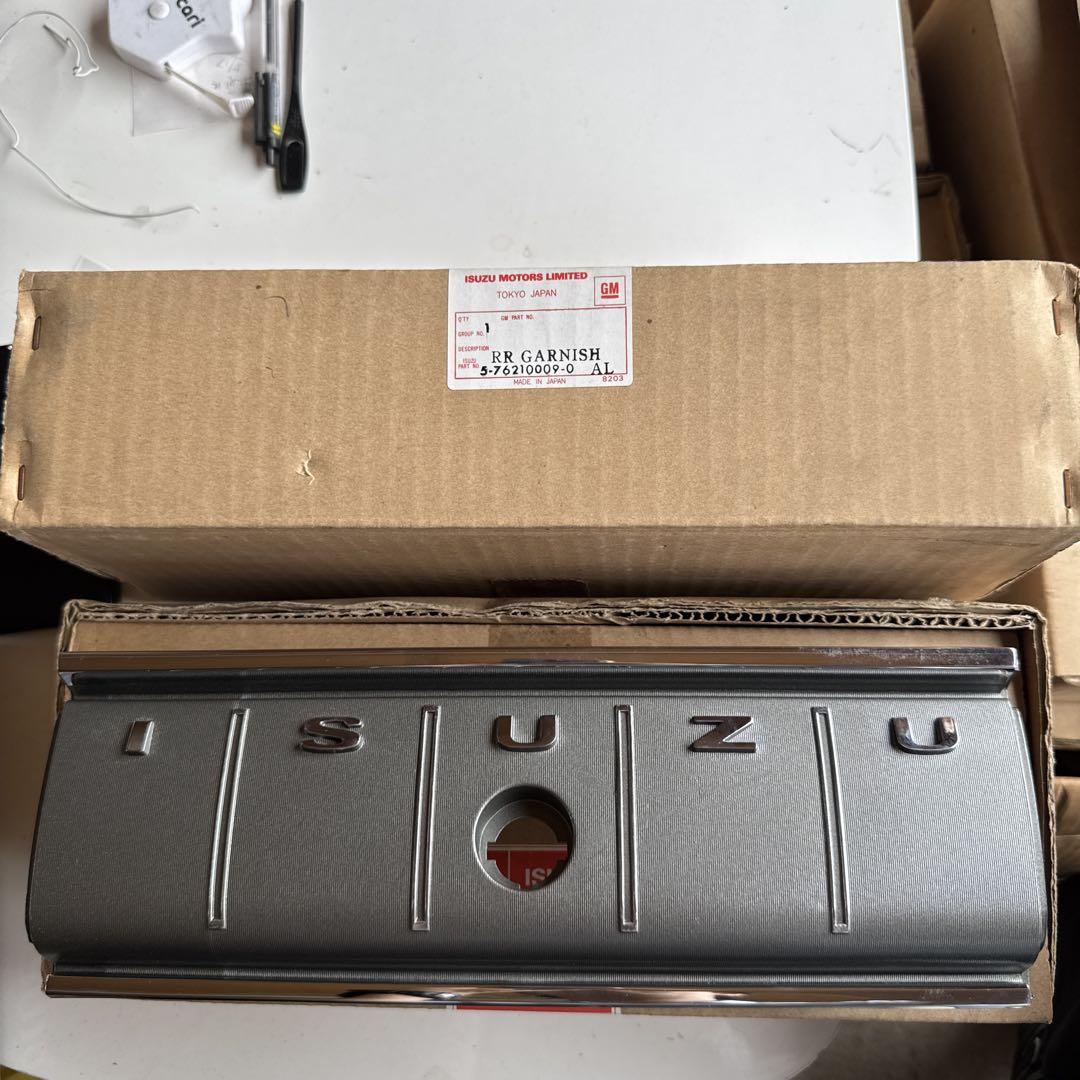 【純正部品】いすゞ117クーペ リアガーニッシュ