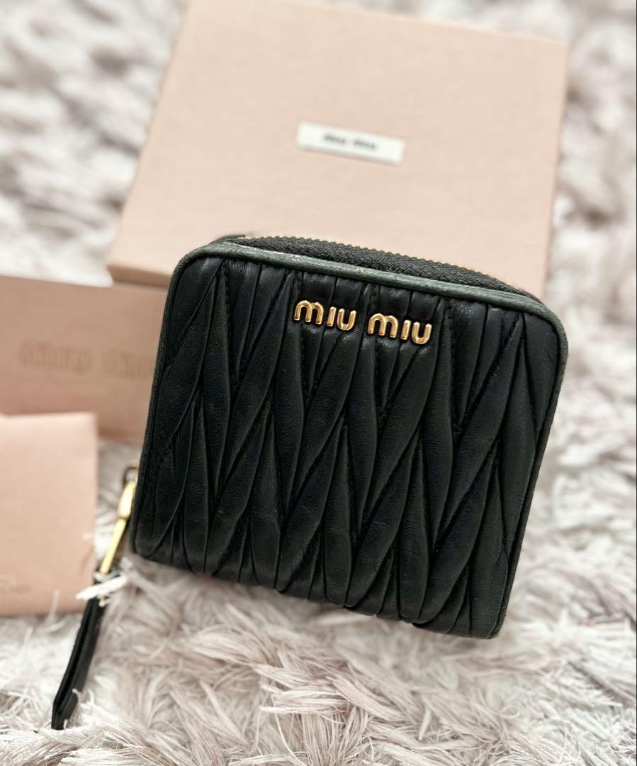 MIU MIU ブラックレザー 二つ折り財布 マテラッセ