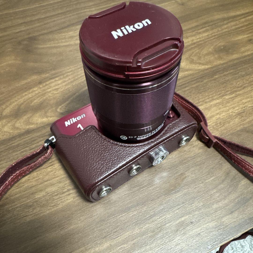 トップブランドのファッション Nikon 1 レンズ2つ付き（ジャンク品） レッド J3 デジタルカメラ