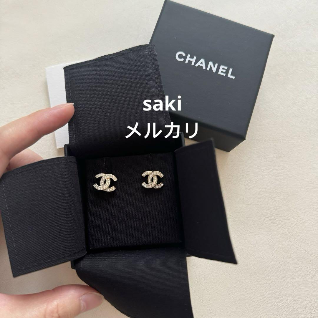 CHANEL CCロゴ クリスタルピアス 定番