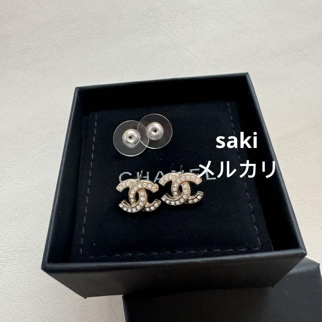 CHANEL CCロゴ クリスタルピアス 定番