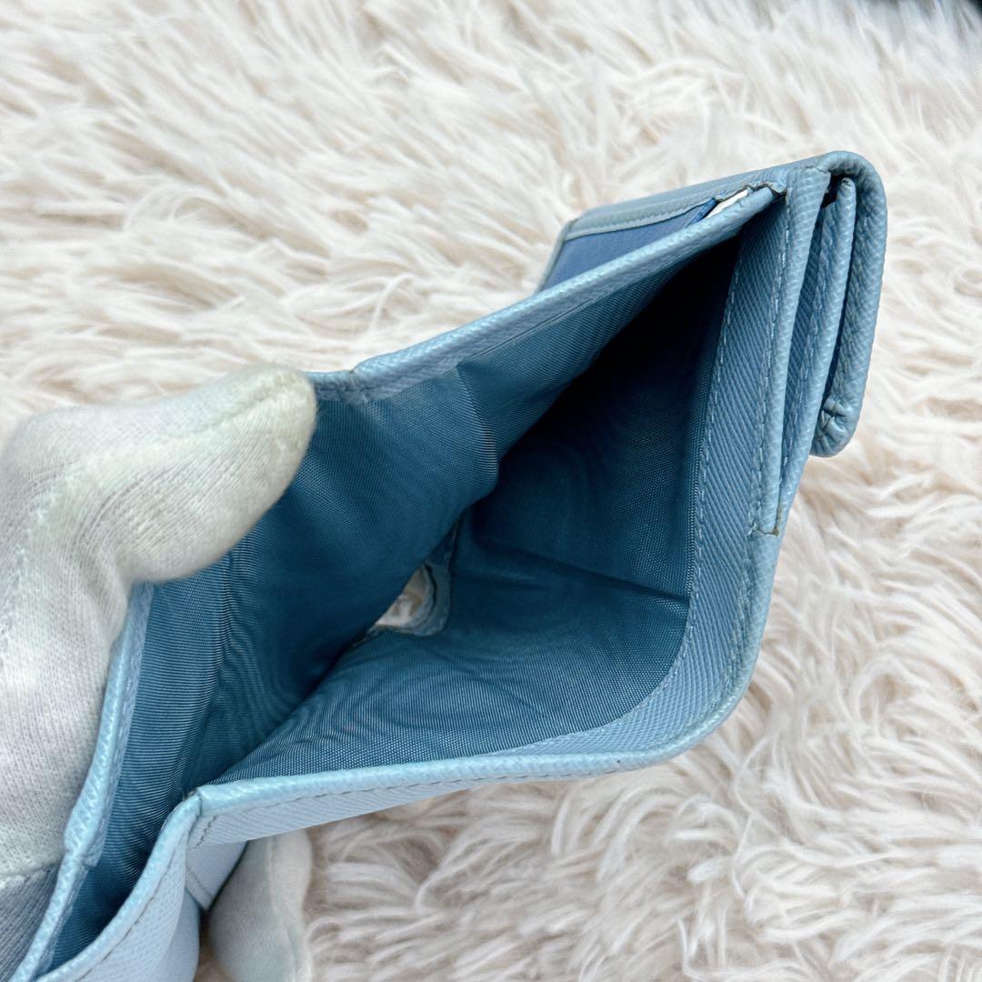 現行 美品✨プラダ メタルロゴ セレステ サフィアーノ 三つ折り財布 RFID 現行 美品✨プラダ メタルロゴ セレステ サフィアーノ 三つ折り財布 RFID