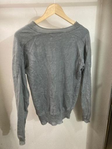 灰色の長袖Tシャツ
