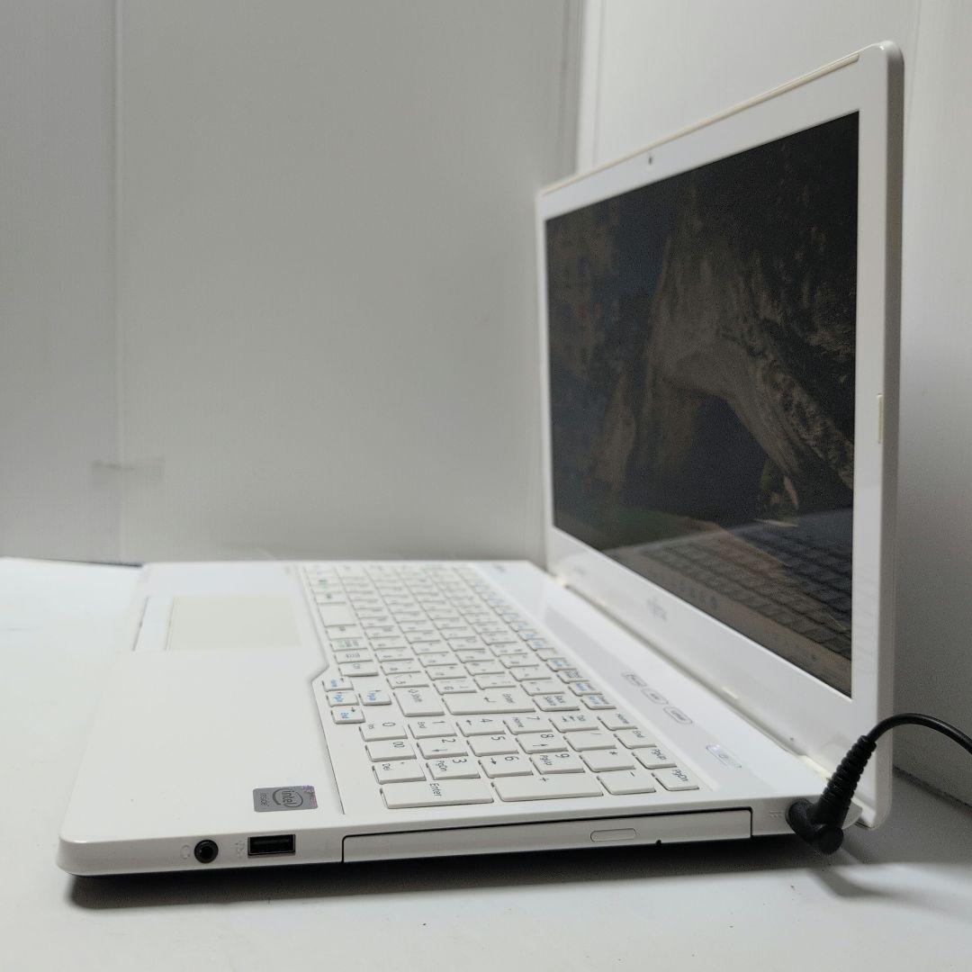 余裕のメモリ16GBたっぷりSSD256GBカメラ付き白いノートパソコン
