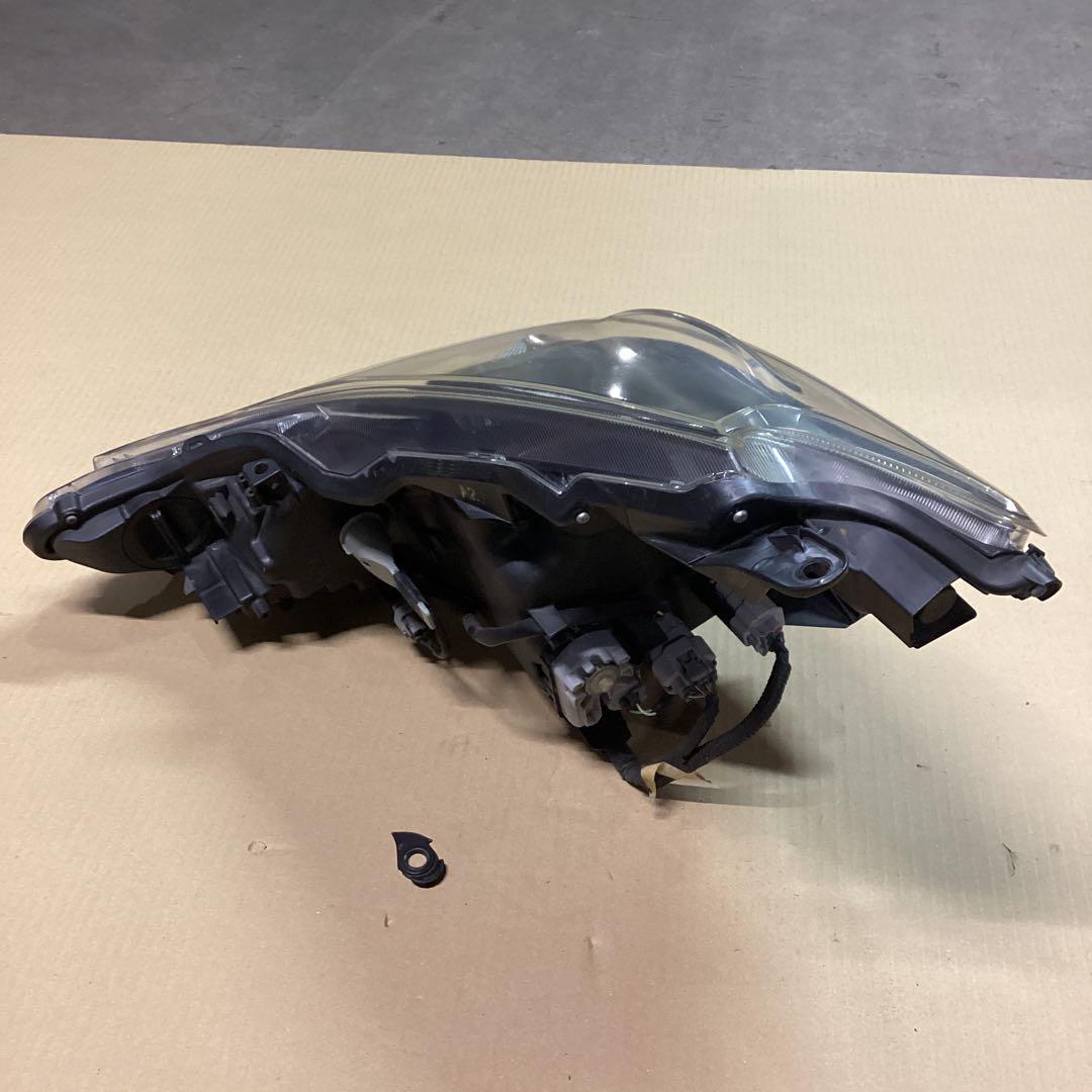 プリウスα ZVW41 後期 右側ヘッドライト ツメ折れ有り品