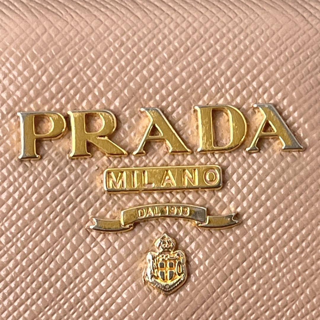 PRADA✨大きめロゴ　折り財布　サフィアーノ　メタル　ベージュ　レディース