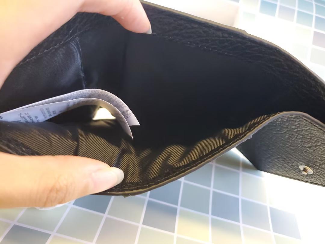 男の三つ折り財布は黒