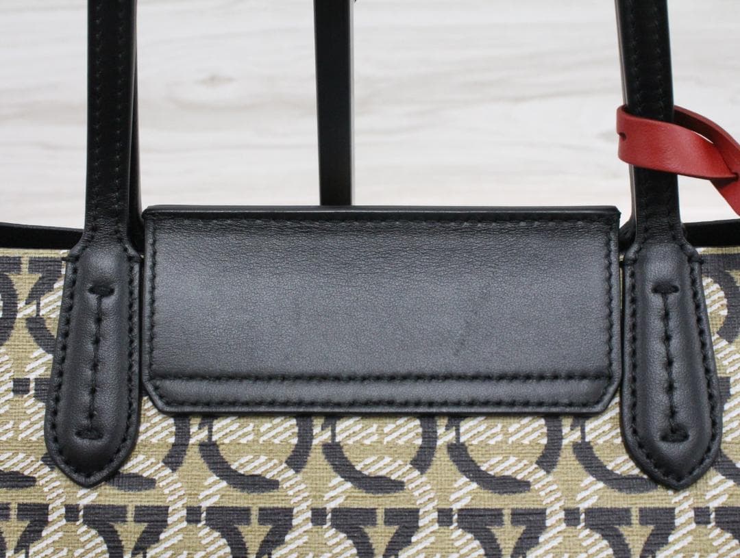 ▲未使用保管品 フェラガモ トートバッグ ガンチーニ 金具 PVC レザー