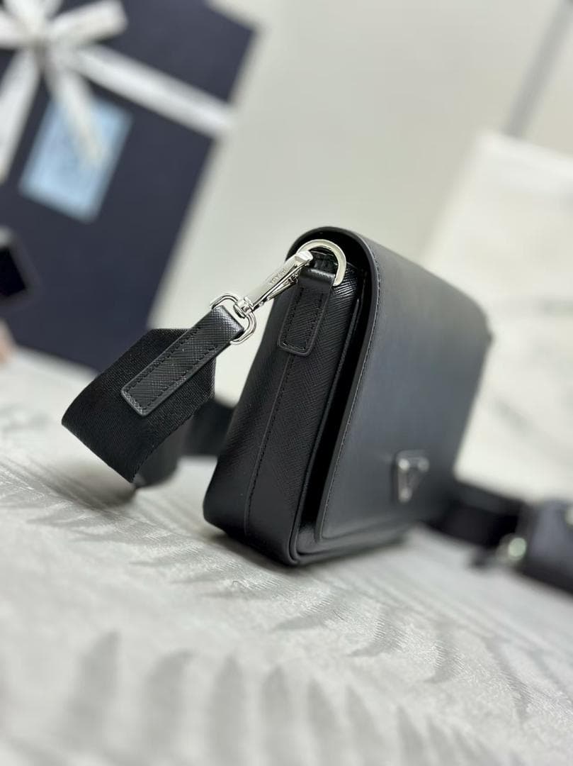 PRADA ブラック ショルダーバッグ