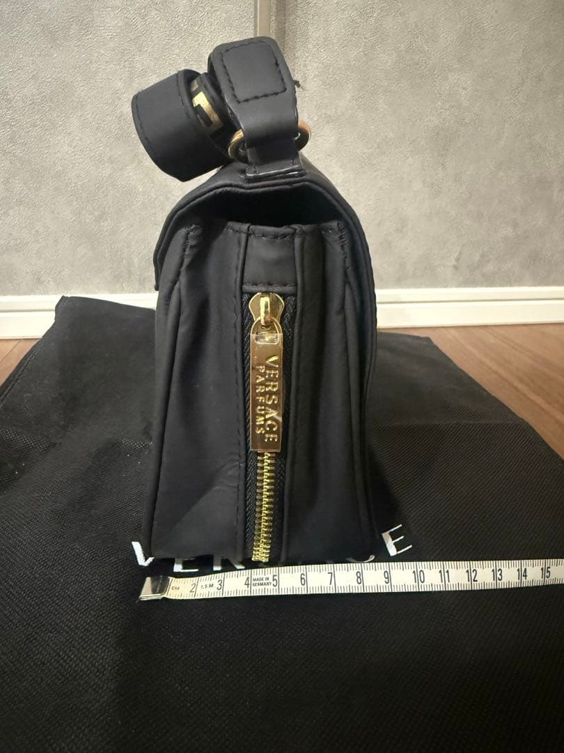 ヴェルサーチ ショルダーバッグ メデューサ ゴールドロゴ ブラック 黒 斜め掛け ヴェルサーチ ショルダーバッグ メデューサ ゴールドロゴ ブラック 黒 斜め掛け