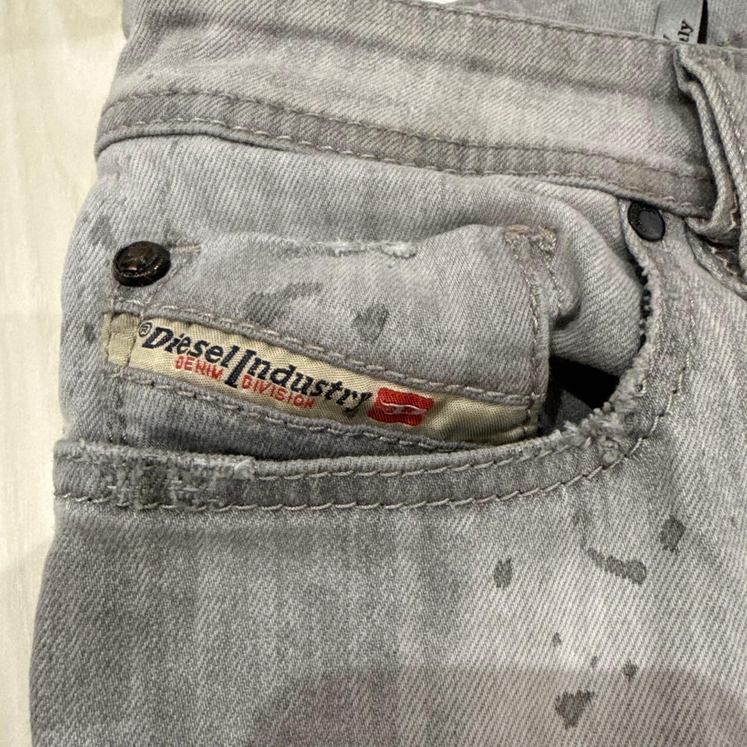 DIESEL グレー ストレートデニム DIESEL グレー ストレートデニム