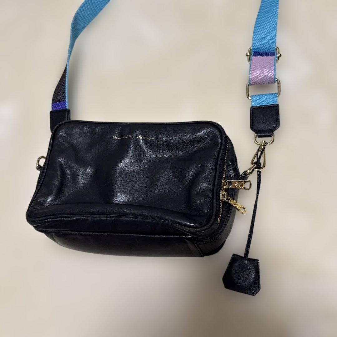 アクセソアマドモアゼル　黒のレザー　スクエア　ショルダーバッグ　カメラバッグ