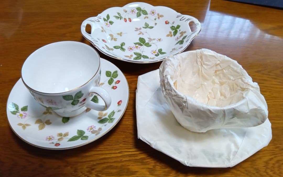 WEDGWOOD ワイルドストロベリー柄カップ&ソーサー2客 持手付皿