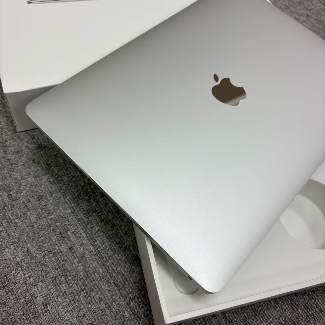ほぼ未使用 MacBook Air M1 シルバー 8GB/256GB - メルカリ