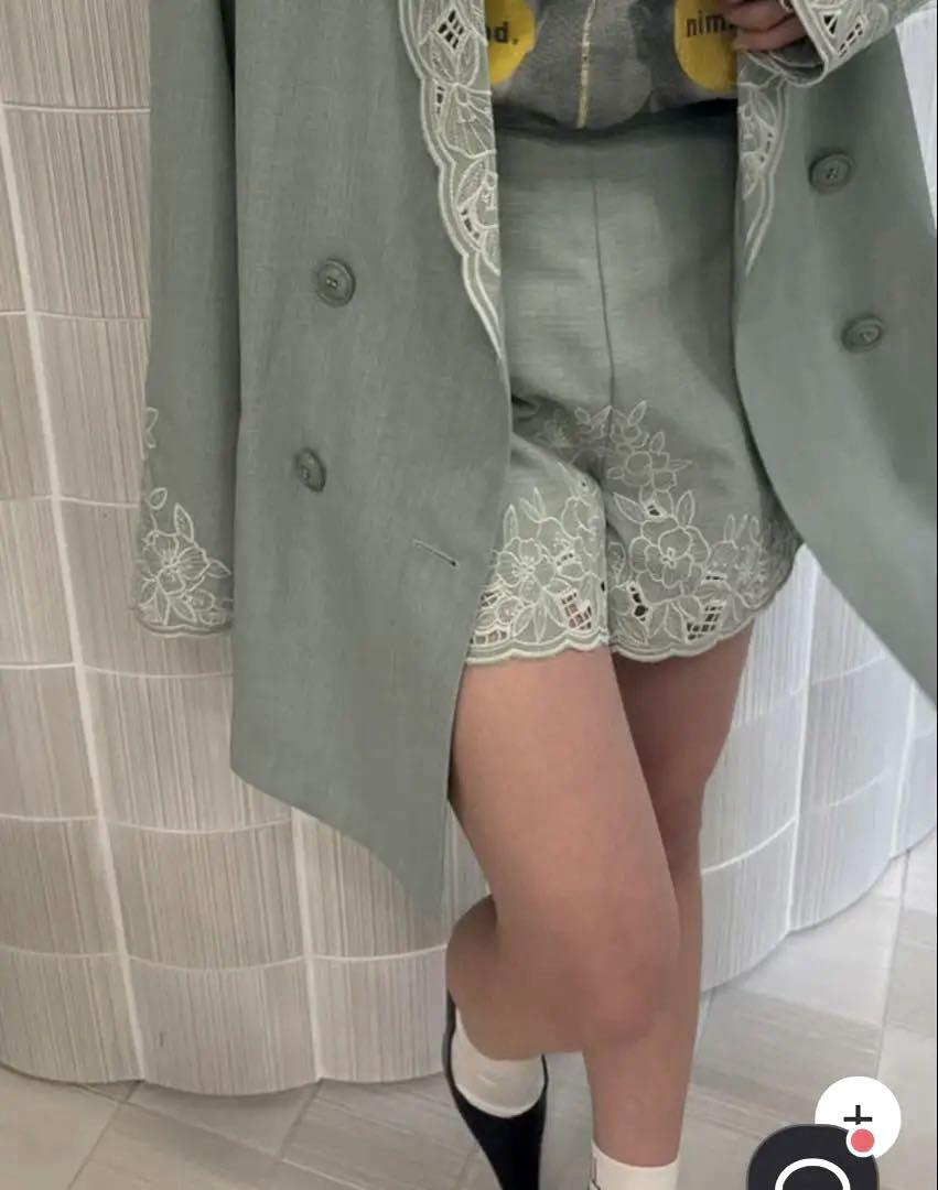 ameri MEDI LACE EMBROIDERY SHORT PANTS