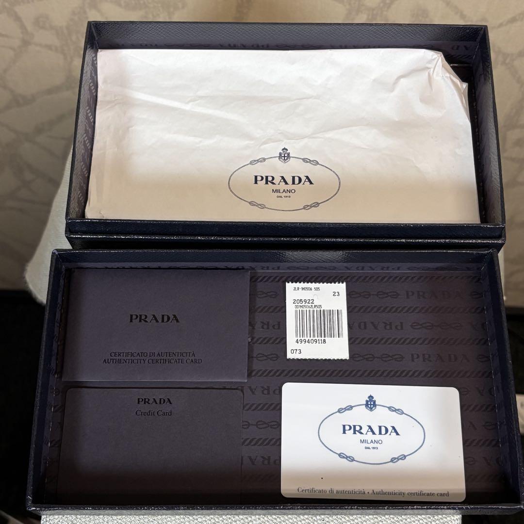 PRADA プラダ　長財布　トライアルアングルロゴ ラウンドファスナー　レザー