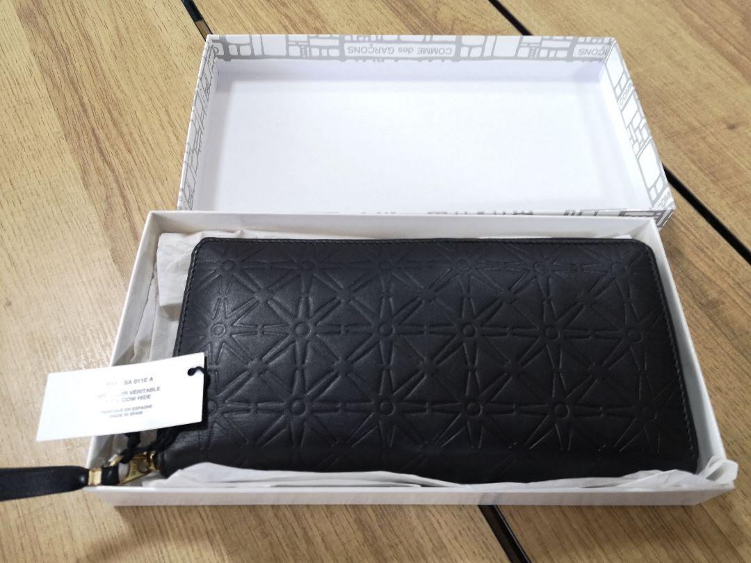 100%新品高品質 新品同様 COMME des GARCONS エンボス ラウンドファスナー Aa8fK-m52353048579 新品新作