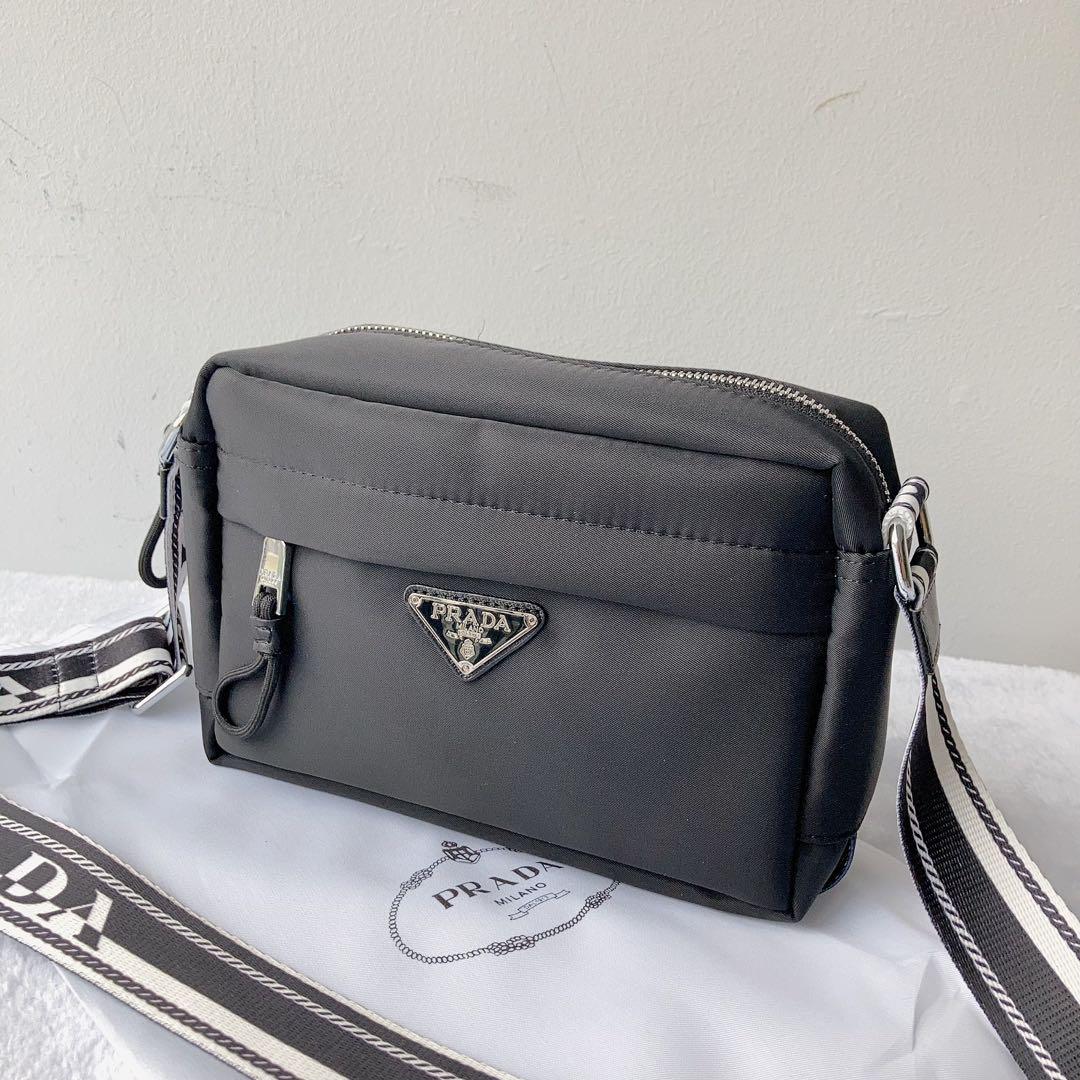 PRADA ブラック ショルダーバッグ カメラバッグ（☆PRADA☆ 三角