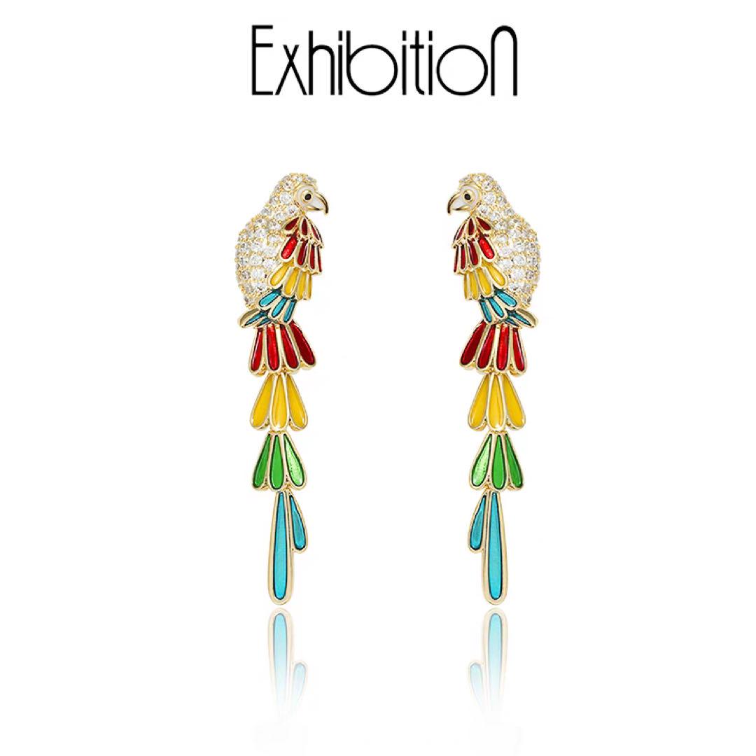 Exhibition シンプル＆エレガント パロットモチーフ タッセルピアス