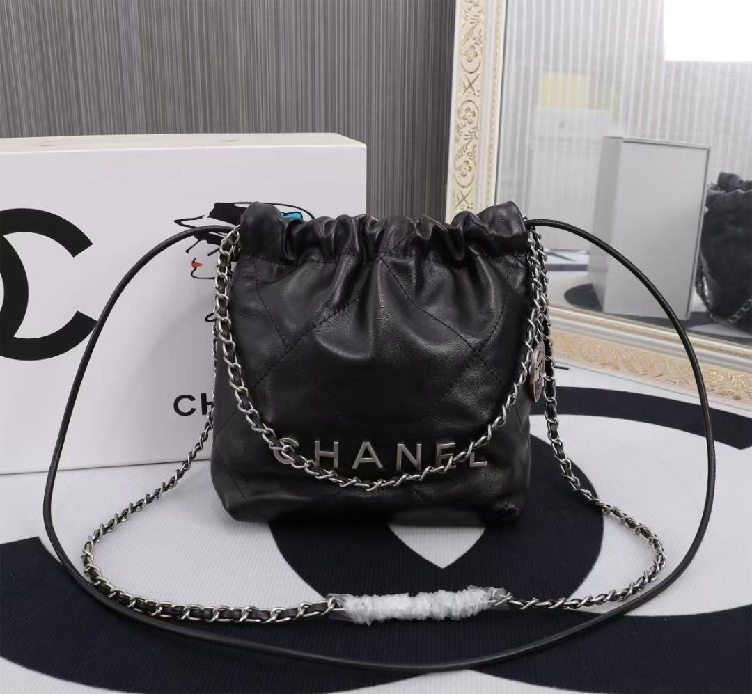 CHANEL ブラックレザー ショルダーバッグ CHANEL ブラックレザー ショルダーバッグ タッセル付き