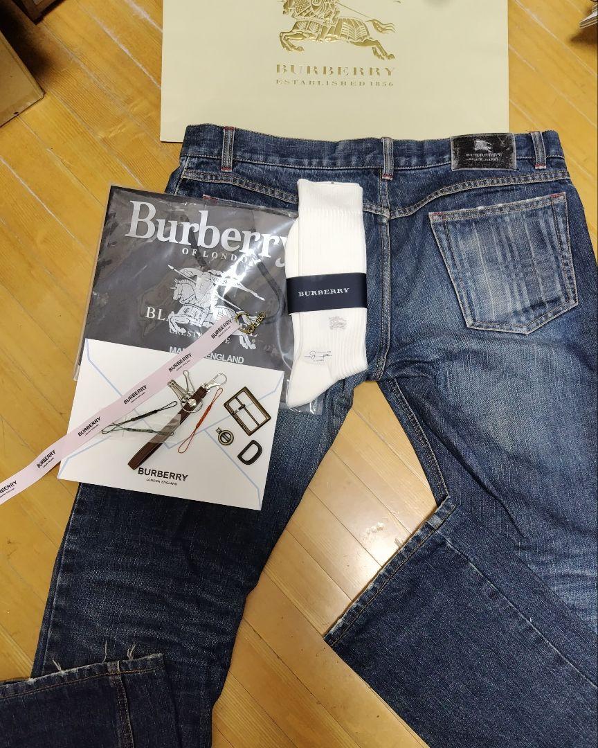 バーバリーのダメージ加工のデニム＆ソックスと特製 キーホルダー付き