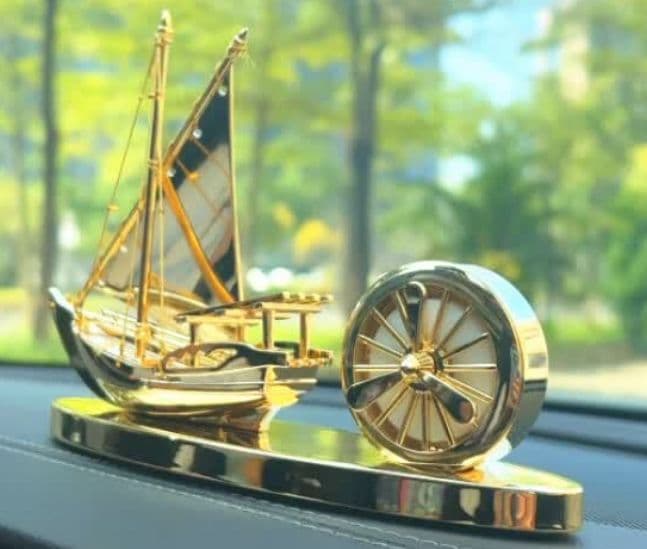 黄金の船と輪のアートオブジェ|時空を越える象徴的造形 黄金の船と輪のアートオブジェ|時空を越える象徴的造形