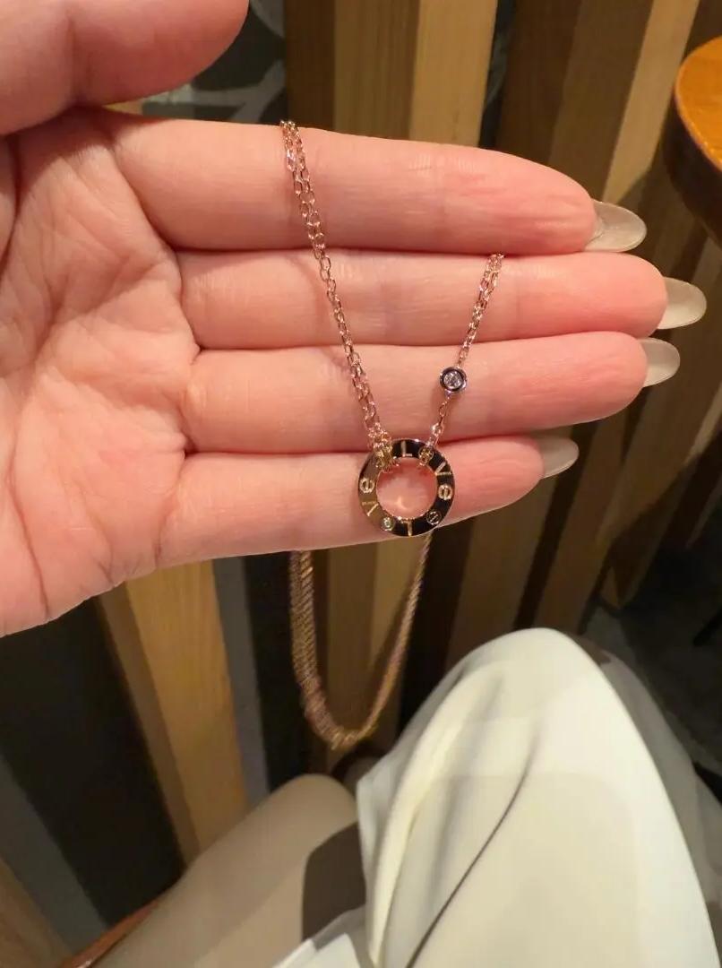 Cartierシングルキュービックラブのネックレスです